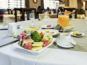 2 restaurantes; se sirven almuerzos y cenas