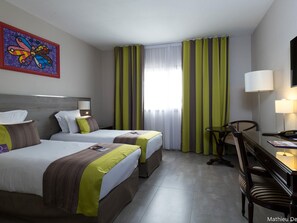 Minibar, in-room safe, desk, laptop workspace - Mercure Cayenne Royal Amazonia Hotel (Cayenne)