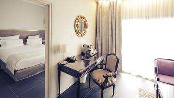 Minibar, coffres-forts dans les chambres, bureau