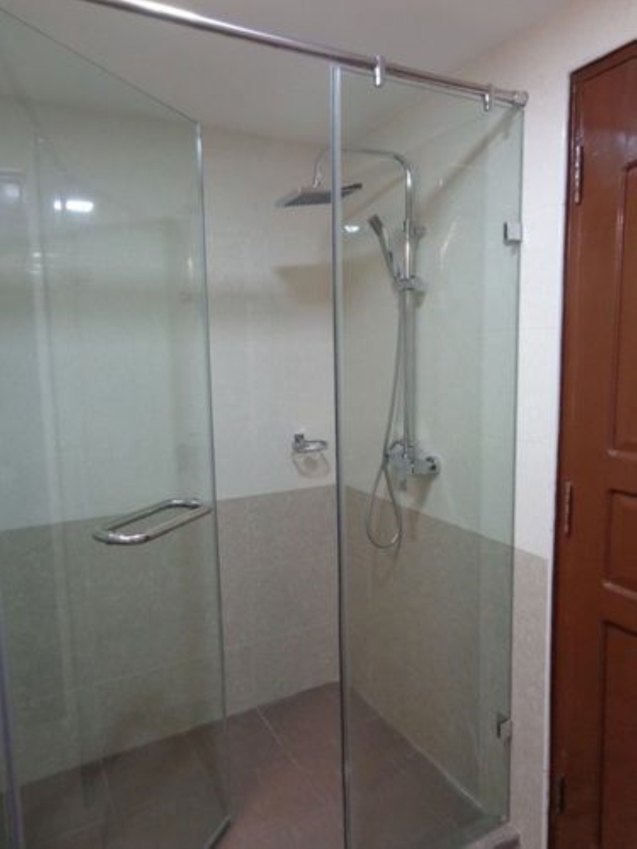shower, rainfall showerhead, free toiletries, hair dryer