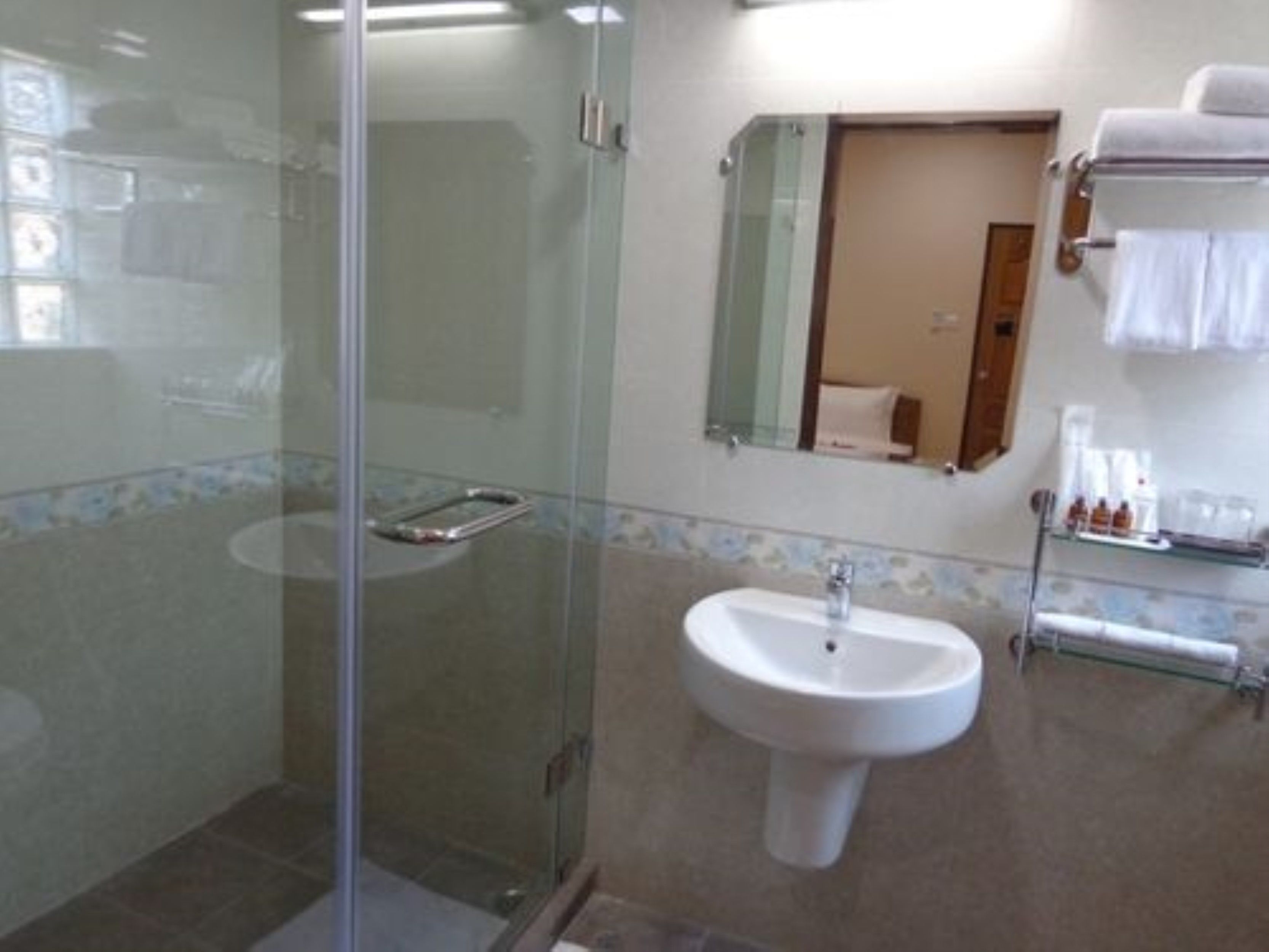 shower, rainfall showerhead, free toiletries, hair dryer