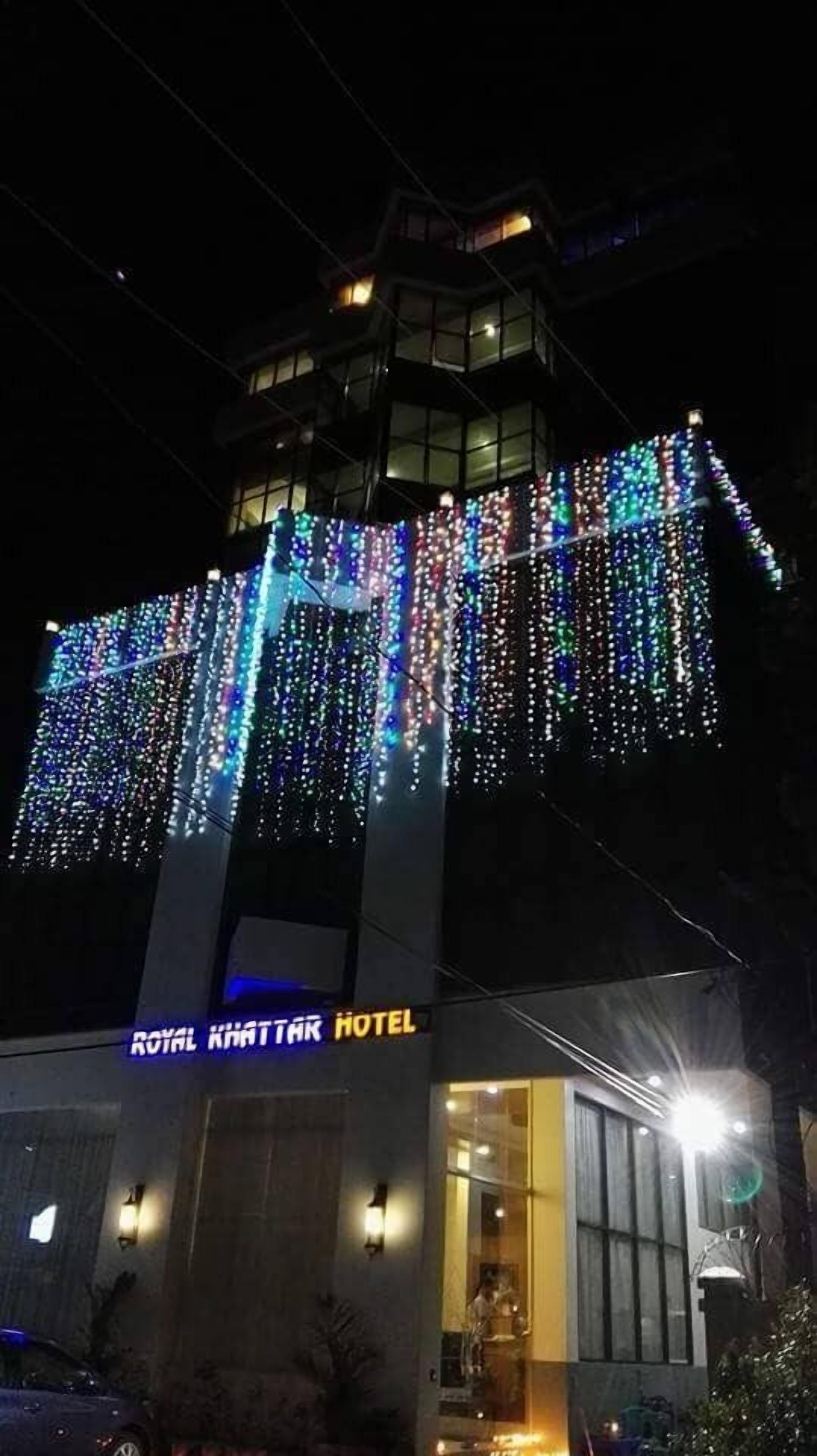 Fachada de la propiedad por la tarde o noche