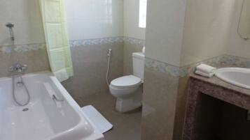 تجهيزات دش، دُش غزير، مستلزمات مجانية للعناية الشخصية، مجففات شعر