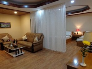 Living area - Royal Khattar Hotel (Yangon)