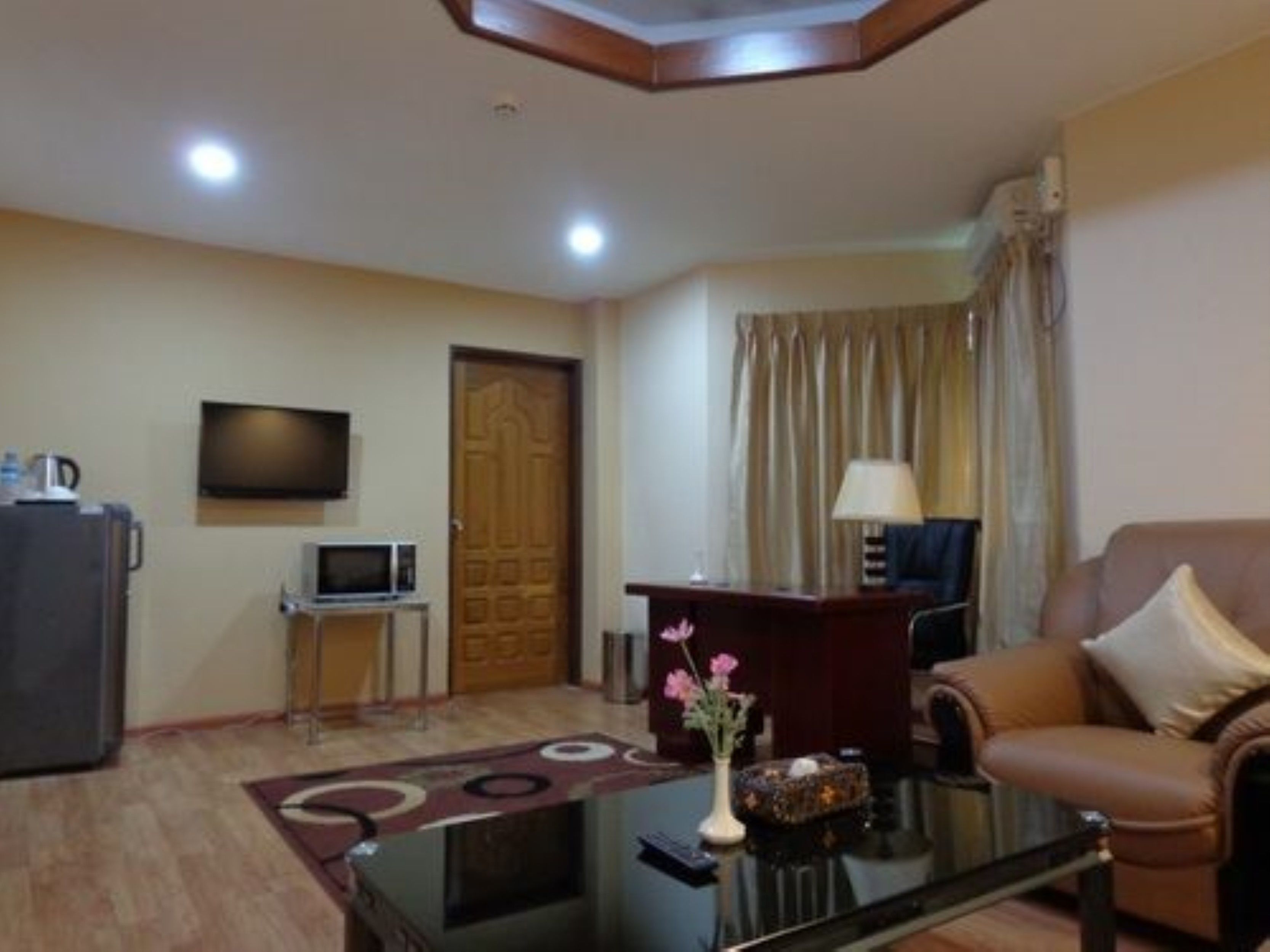 suite | living area | tv, dvd player