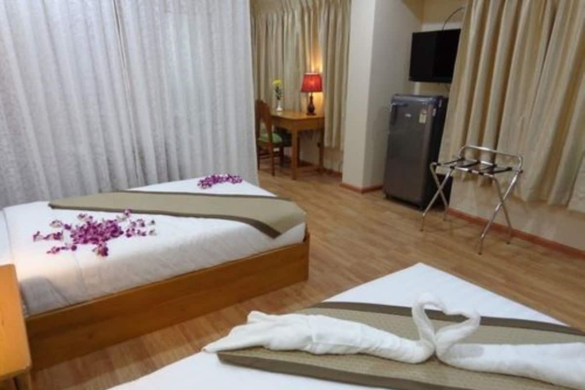 Camera Deluxe con letto matrimoniale o 2 letti singoli | Minibar, una cassaforte in camera, una scrivania, tende oscuranti