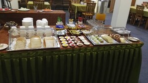 Serveert ontbijt, lunch, diner, Aziatische gerechten