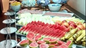Un bufé con diversas frutas y platos.