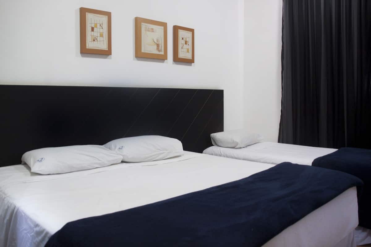 Standaard driepersoonskamer | Luxe beddengoed, een minibar, een kluis op de kamer, een bureau