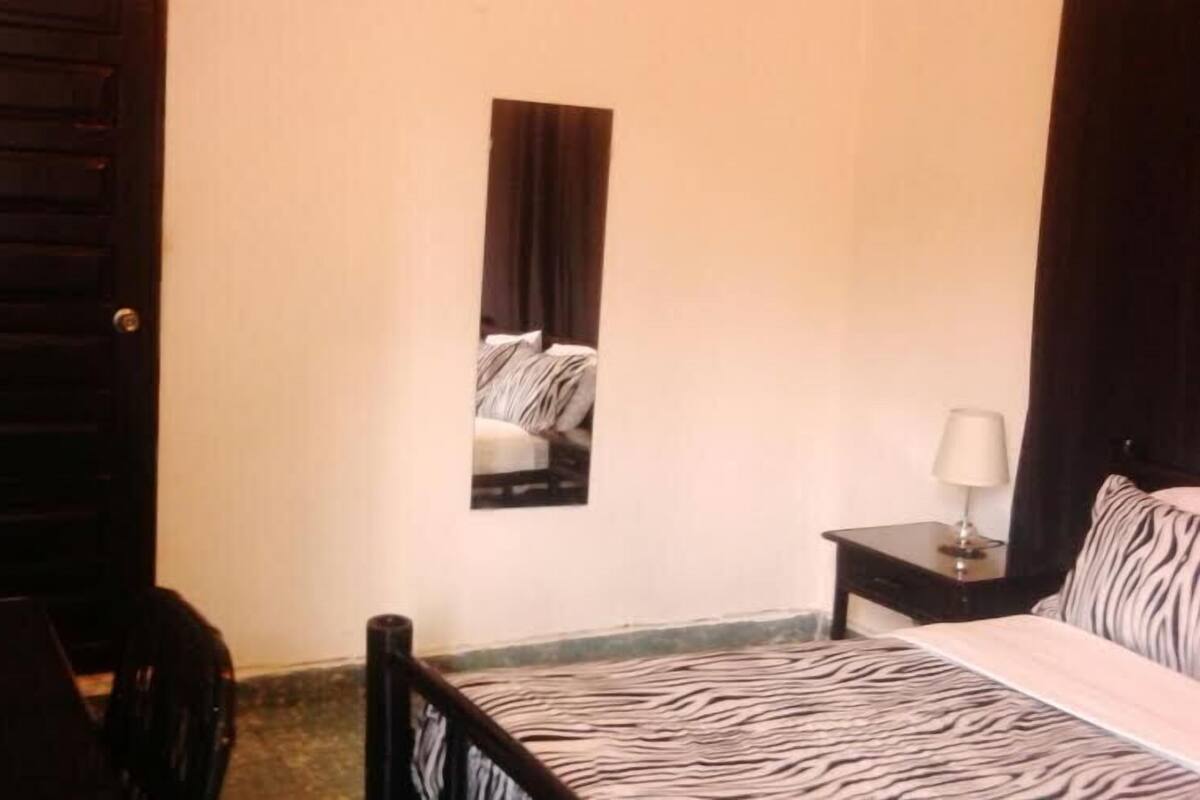 Desk, rollaway beds, free WiFi