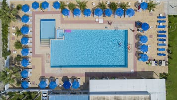 Udendørs pool, parasoller, liggestole