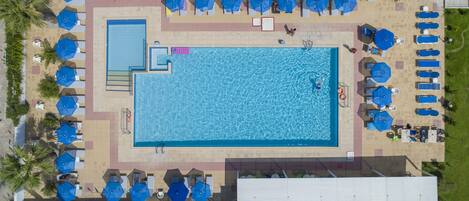 حمّام سباحة خارجي، مظلات على حمّام السباحة، مقاعد للتشمس