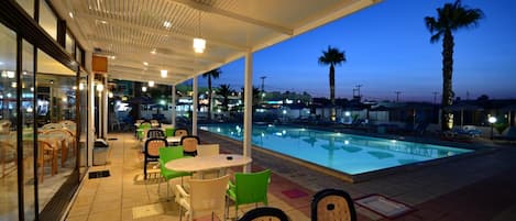 Outdoor pool, pool umbrellas, sun loungers
