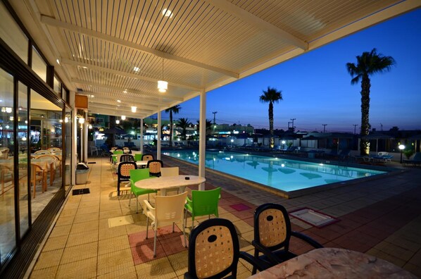 Outdoor pool, pool umbrellas, sun loungers