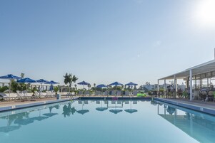 Outdoor pool, pool umbrellas, sun loungers