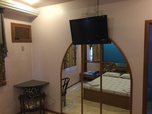Desk, blackout curtains, free WiFi, bed sheets - Saville Hotel (Sao Paulo)