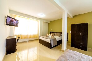 Desk, free WiFi, bed sheets - Hostal Villa Santa (La Victoria)