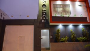 A building with a sign reading "YAMA SANTA Hs". - Hostal Villa Santa (La Victoria)