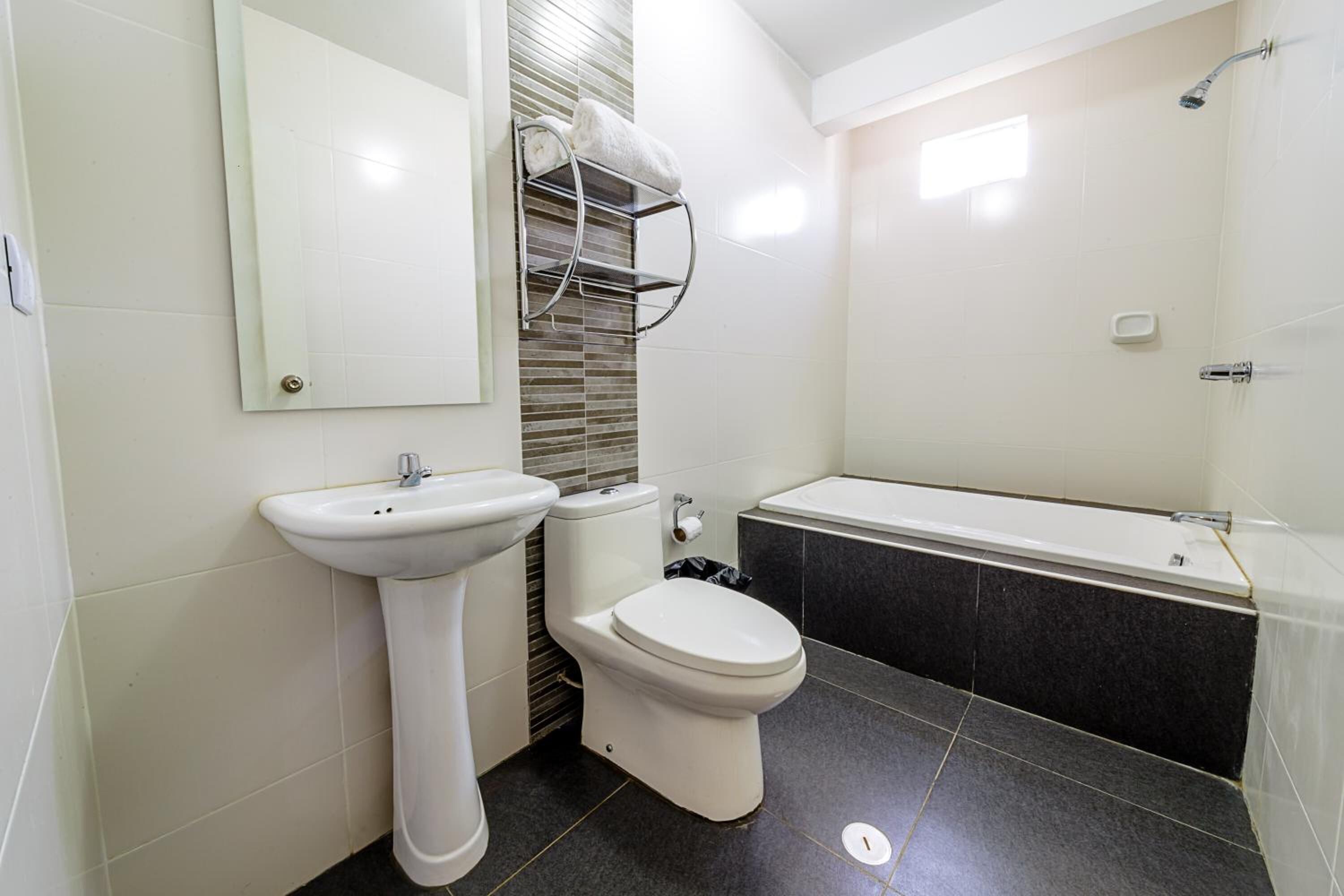 Buồng tắm vòi sen, đồ dùng nhà tắm miễn phí, khăn tắm 