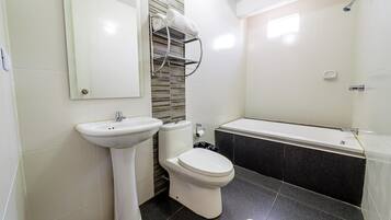 Shower, free toiletries, towels