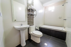 Shower, free toiletries, towels - Hostal Villa Santa (La Victoria)