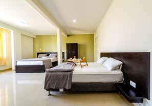 Desk, free WiFi, bed sheets - Hostal Villa Santa (La Victoria)