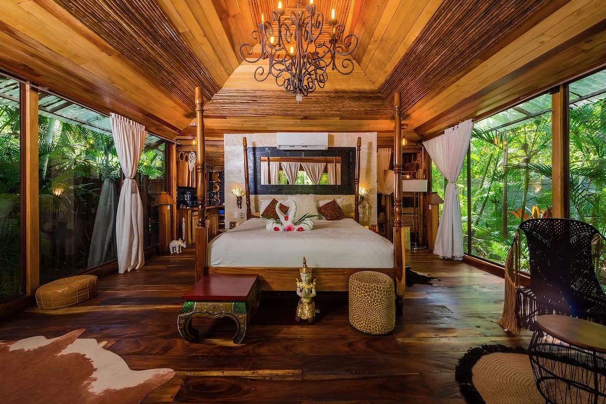 Luxe beddengoed, pillowtop-bedden, een kluis op de kamer