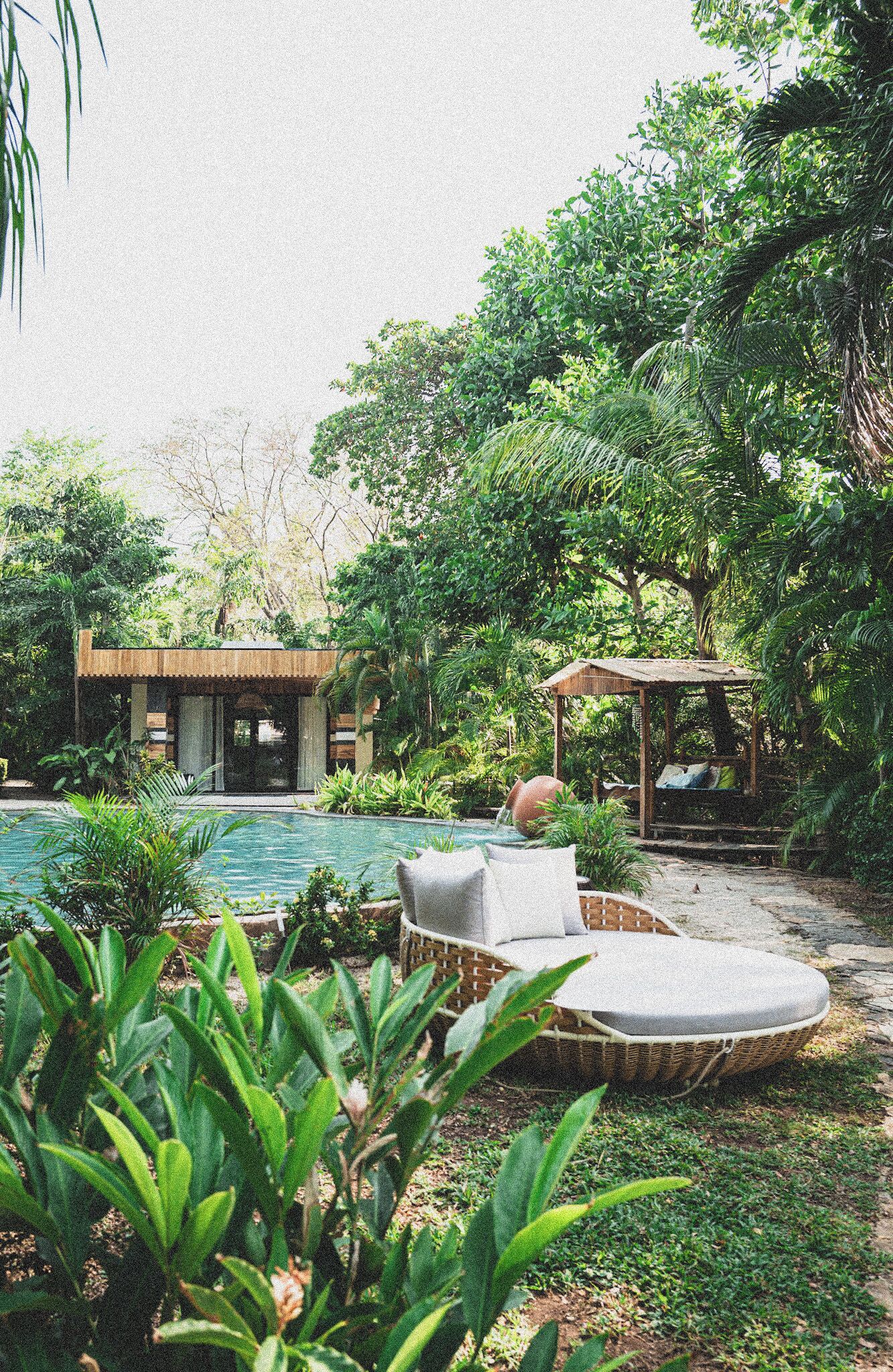Kolam renang outdoor, dengan cabana gratis dan kursi berjemur