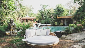 Outdoor pool, free pool cabanas, pool loungers