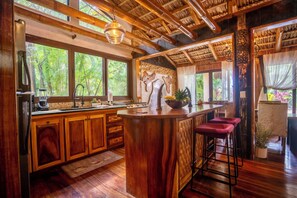 3 Bedrooms Beach Front Villa | Dapur pribadi | Lemari es dan mesin pembuat kopi/teh