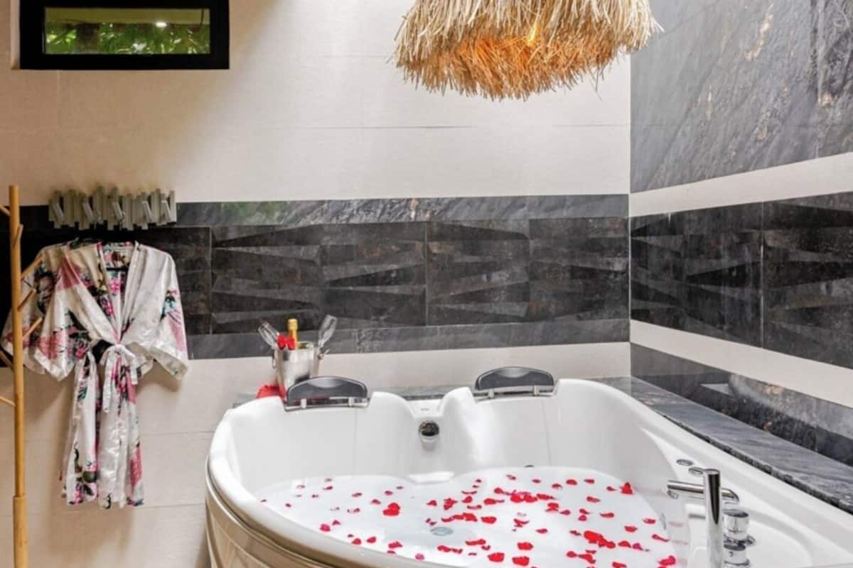 Luxury Pool front Bungalow | Bathroom