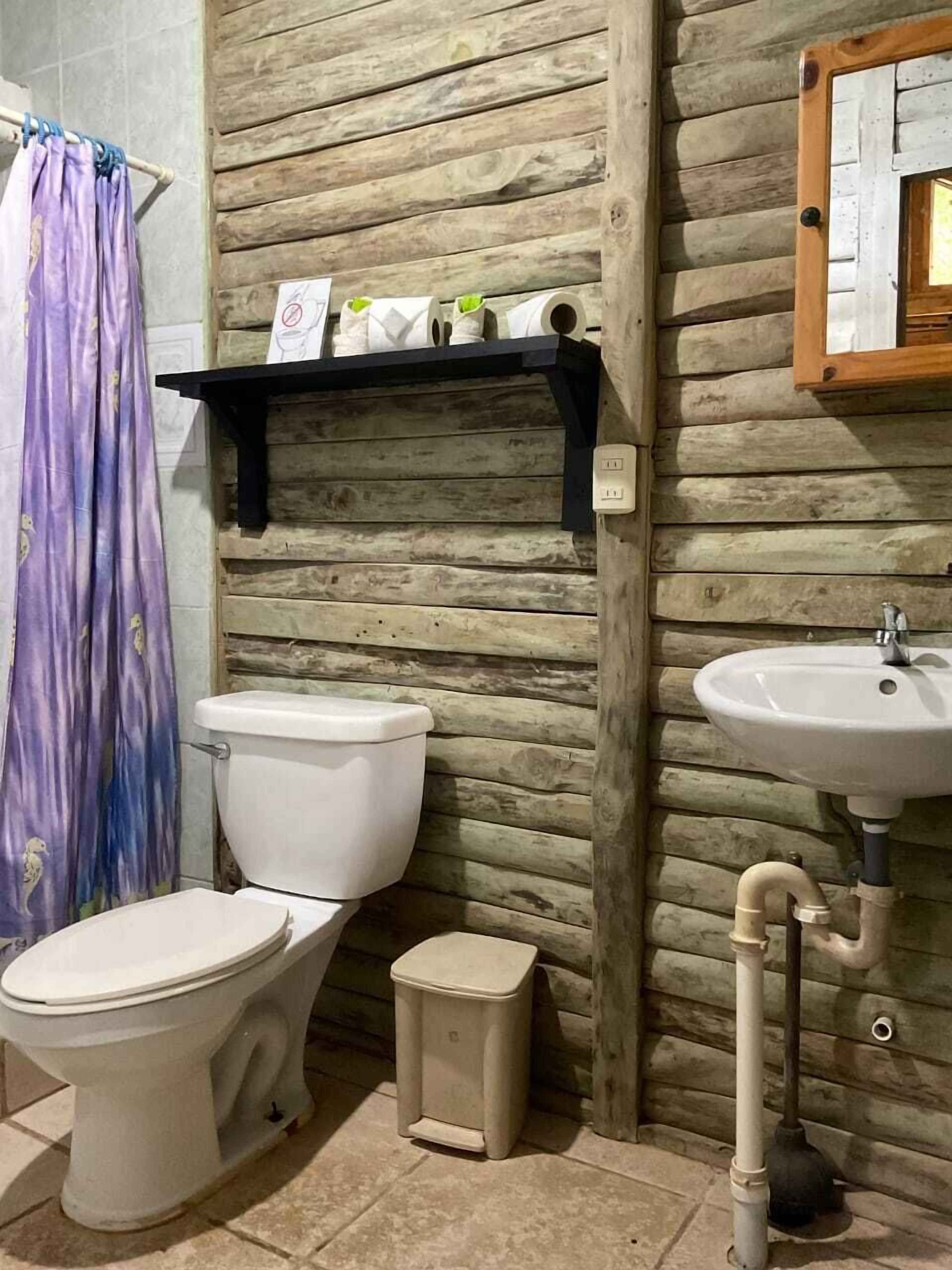 standard cabin, 1 bedroom, garden view (09b) | bathroom | shower, free toiletries, towels, soap