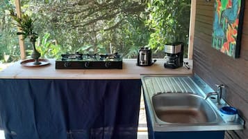 Cabaña estándar, 2 camas matrimoniales (07) | Cocina privada | Cafetera y tetera