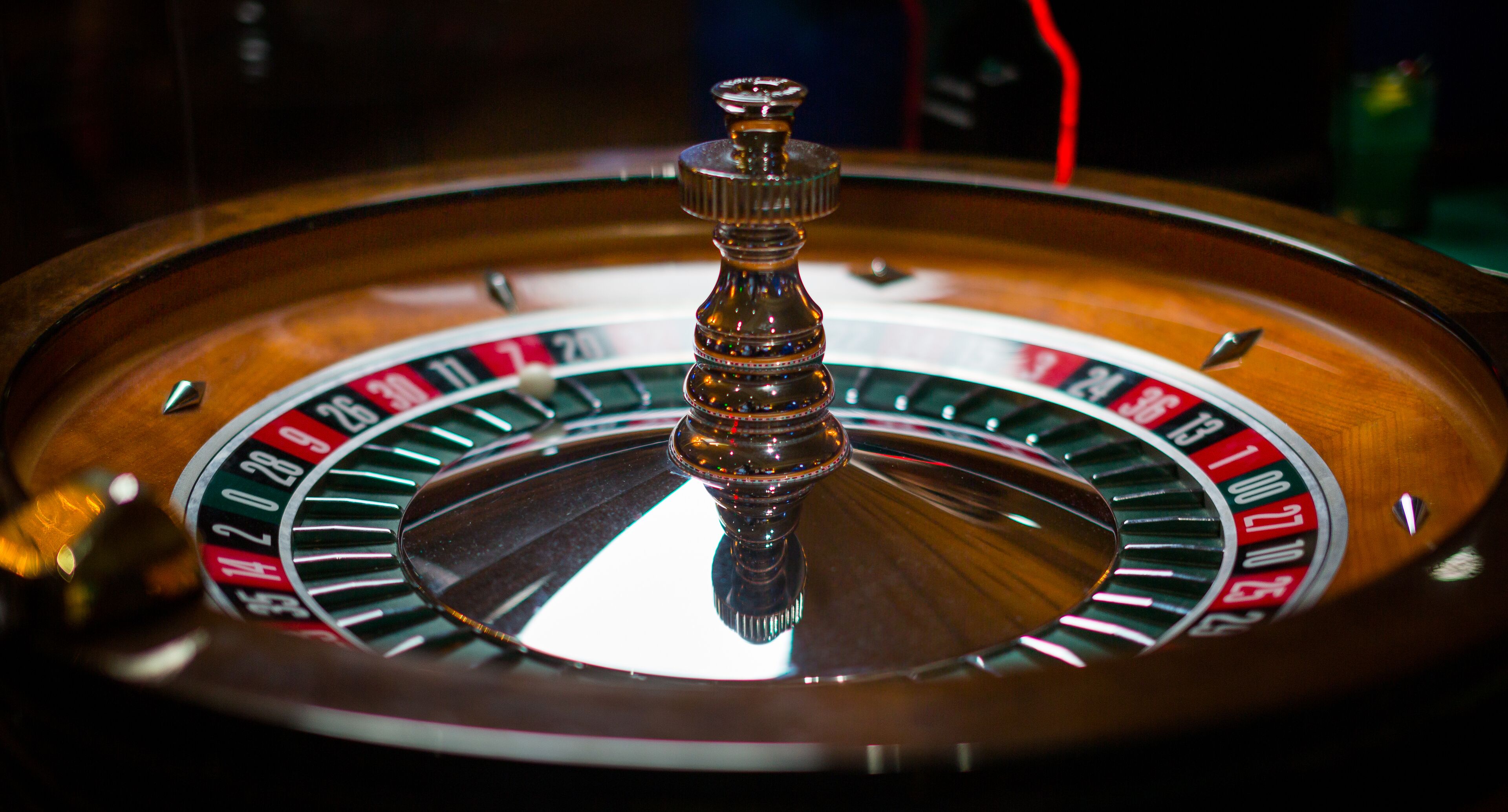 Una ruleta con una bola giratoria en el centro.