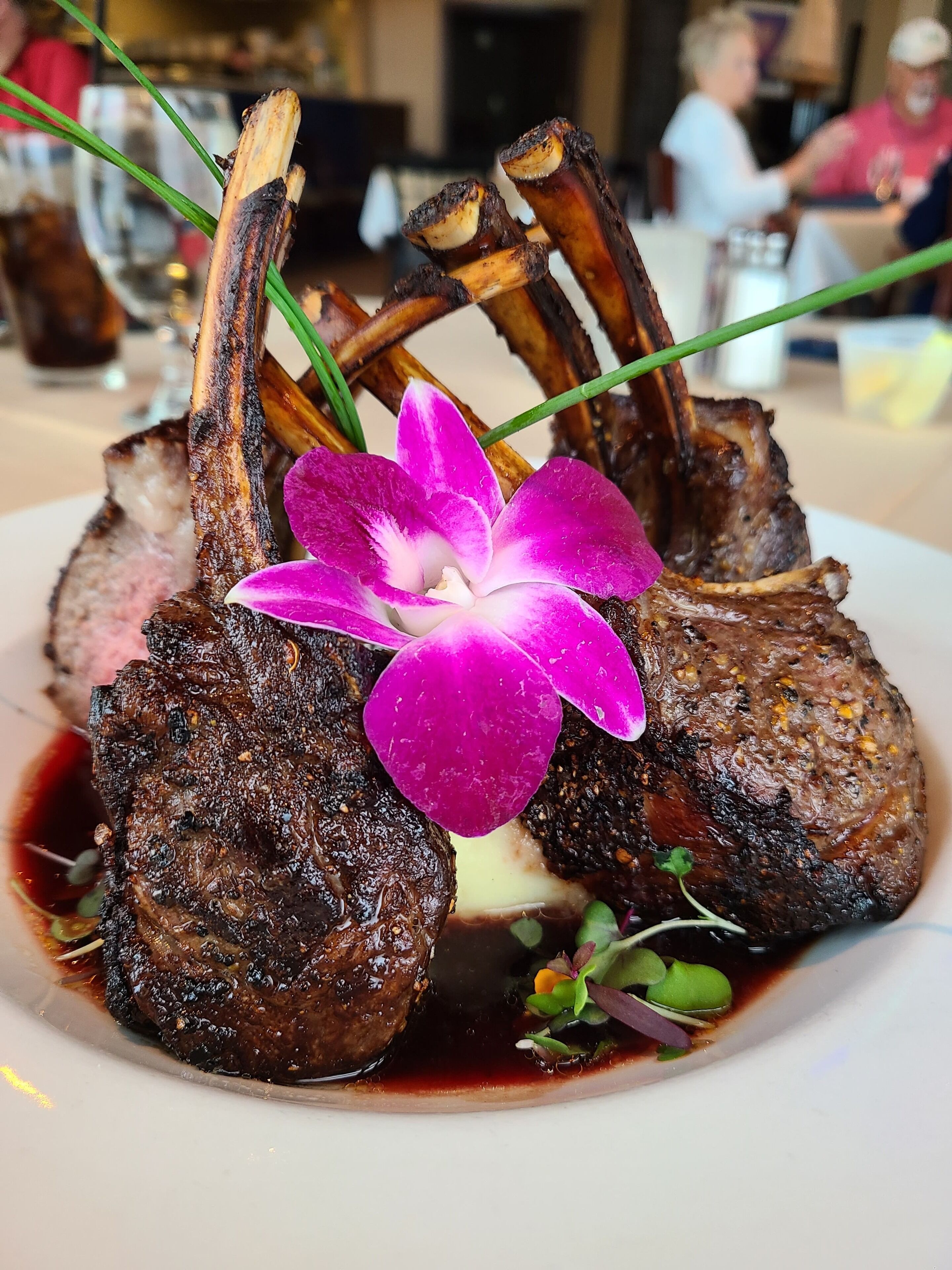 Un plato de carne cocida con una decoración floral.