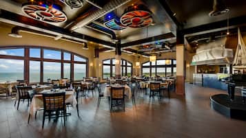 3 restaurantes, se sirven desayunos, comidas, cenas y mariscos