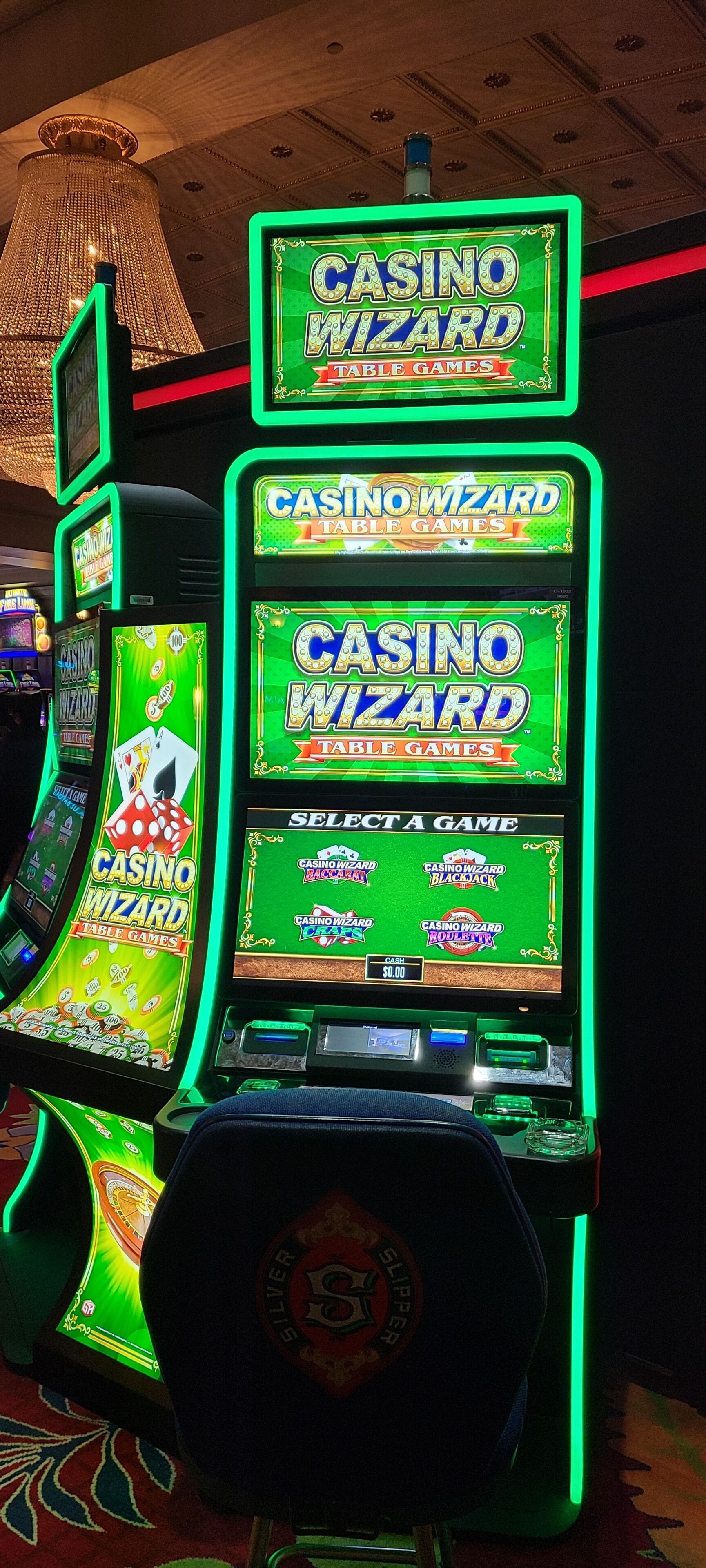 Una máquina tragamonedas de casino con una pantalla iluminada en verde y una pantalla de selección.