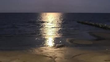 En la playa y playa de arena blanca