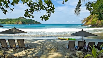 Private beach, free beach shuttle, sun-loungers, beach umbrellas