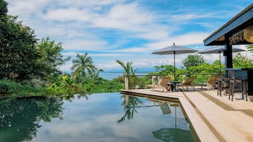 4 outdoor pools, pool umbrellas, pool loungers
