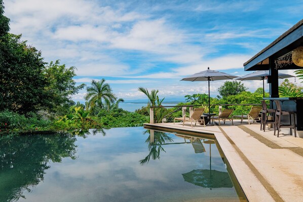 4 piscines extérieures, parasols de plage, chaises longues