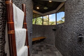 Bathroom shower - Tulemar Resort (Quepos)