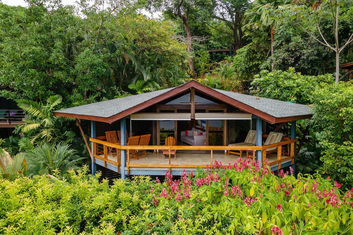 Casa de las Flores | In-room safe, iron/ironing board, free WiFi, bed sheets