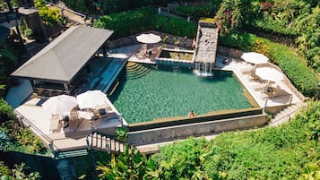 4 outdoor pools, pool umbrellas, pool loungers