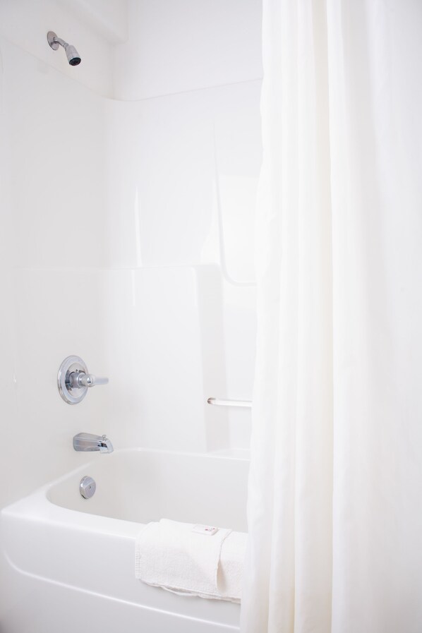 Bathroom shower - Country Club Inn (Lacombe)