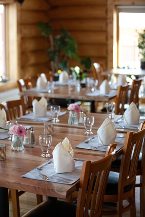 Premium Cabin, 2 Single Beds, Ensuite, Garden Area | Dining room