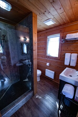 Cabin Premium, 2 giường đơn, có phòng tắm riêng, khu vực vườn | Phòng tắm | Buồng tắm vòi sen, đồ dùng nhà tắm miễn phí, máy sấy tóc 