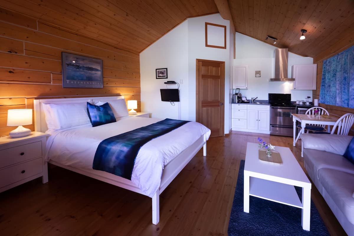 premium cabin, 2 single beds, ensuite, garden area | premium bedding, memory-foam beds, individually decorated