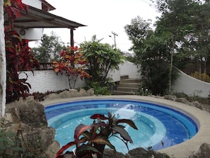 Bañera de hidromasaje al aire libre
