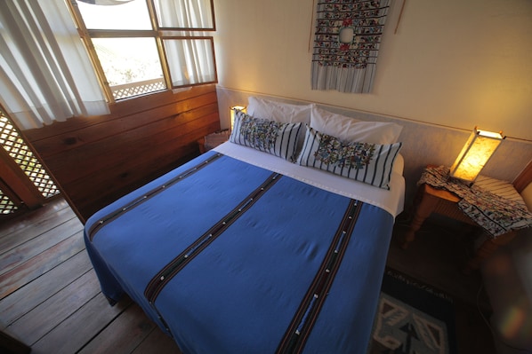 Quarto econômico, 1 cama de casal, banheiro compartilhado | Roupas de cama antialérgicas, Wi-Fi de cortesia, roupa de cama